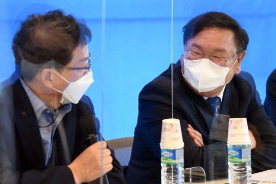 김태년 민주당 대표 직무대행이 16일 서울 용산구 서울창조경제혁신센터에서 열린 규제혁신추진단 현장정책간담회에서 강삼권 벤처기업협회장 발언을 듣고 있다. 국회사진기자단=연합뉴스